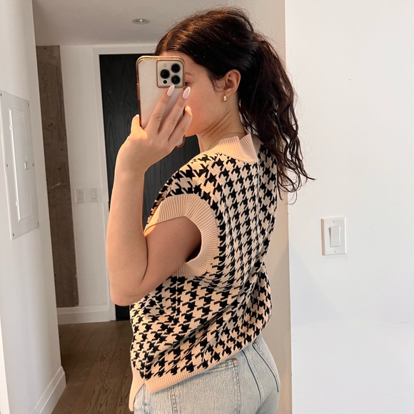 Houndstooth sweater vest casual layering top in neutral and black - Picture 4 of 7